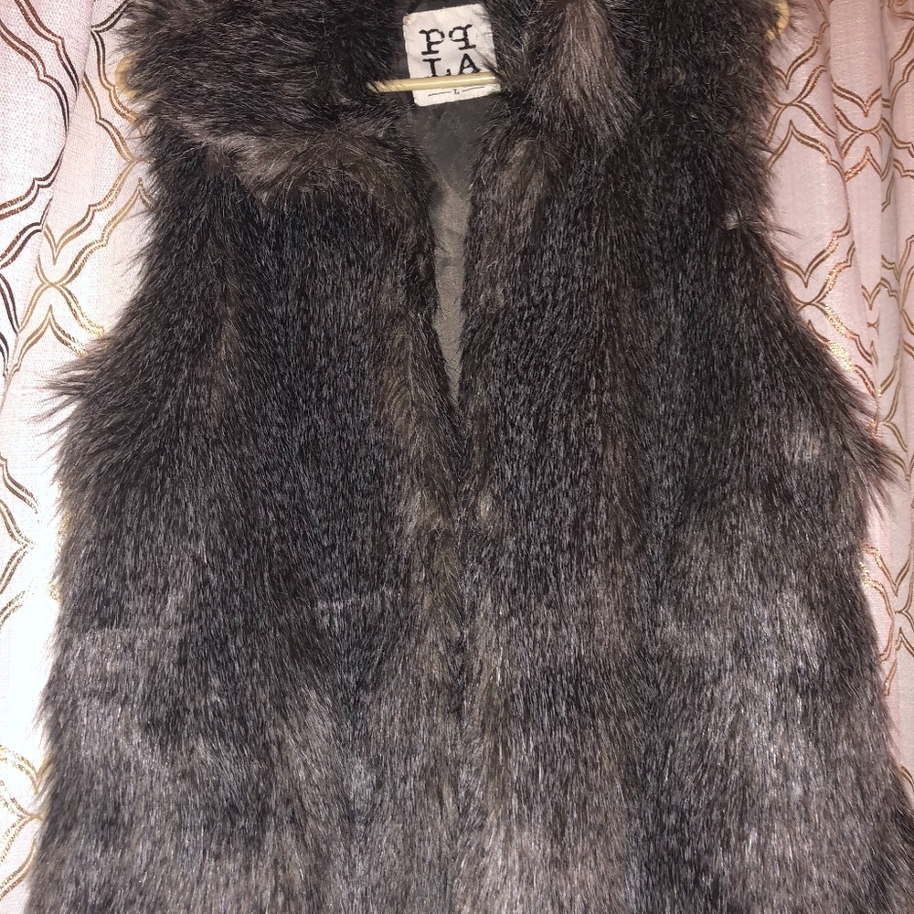 pqLA Fur Vest